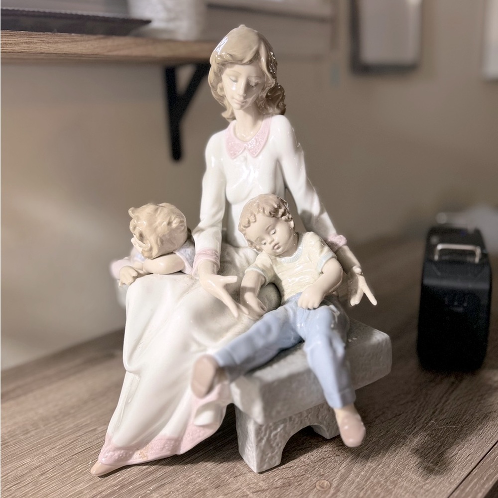 Afternoon nap. Mother and children Lladró